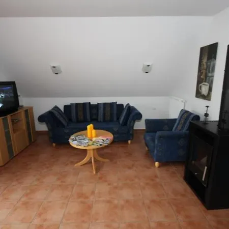 Feriehus 19 Og - Gemuetliche Ferienwohnung Mit Kamin Direkt Am See In Röbel